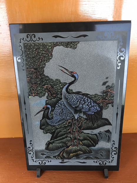 美しい鶴が描かれた置物